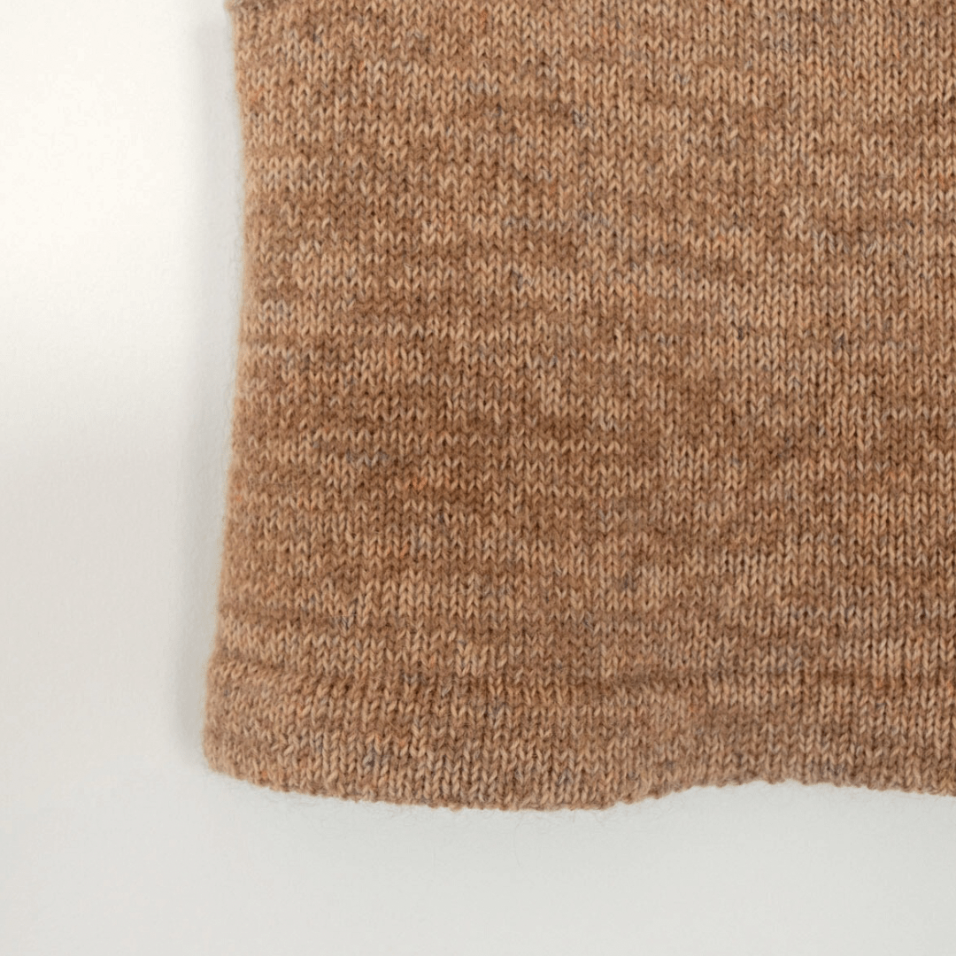 Strikkeopskrift - Pearl Tee, tæt på